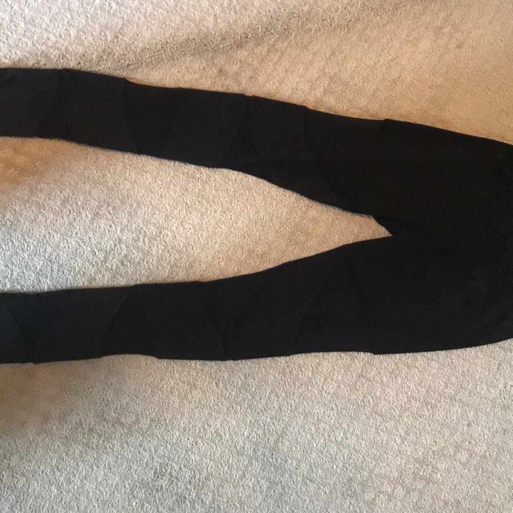 These are Showpo leggings size small.